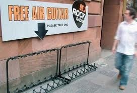 Gratis luchtgitaar van een radiostation