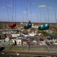 Zondag blogde ik een paar foto’s van de zweefmolen in Hilversum. Op maar liefst zestig meter hoogte worden rondjes gedraaid. De wind is hard, het uitzicht fantastisch. Hieronder een filmpje...
