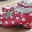 Rode schoenen Voor mijn dochter van vier, gevonden op de vrijmarkt: rode schoenen met witte stippen. Het is maat 28 en daarmee iets te groot. Ze kan niet wachten tot ze deze...