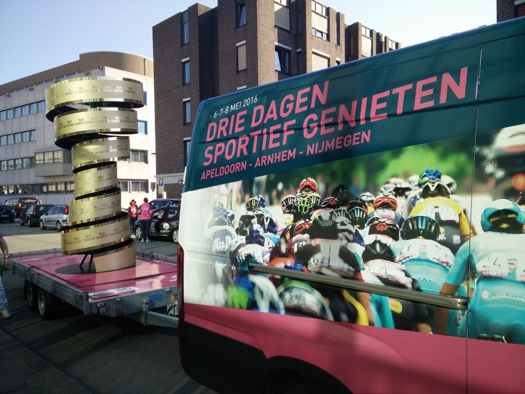 Giro 1 trophy in de karavaan