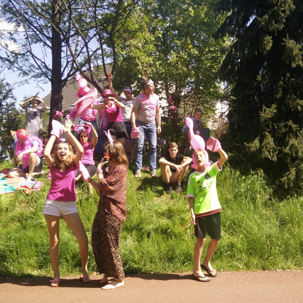 Giro 17 In Malden staat het roze legioen enthousiast aan te moedigen