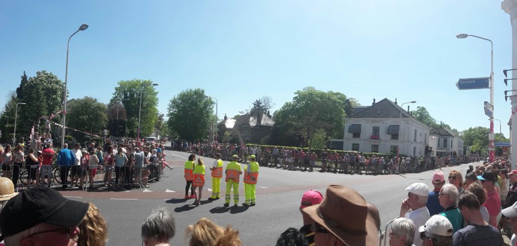 Giro 25 wachten op de kopgroep op het kruispunt