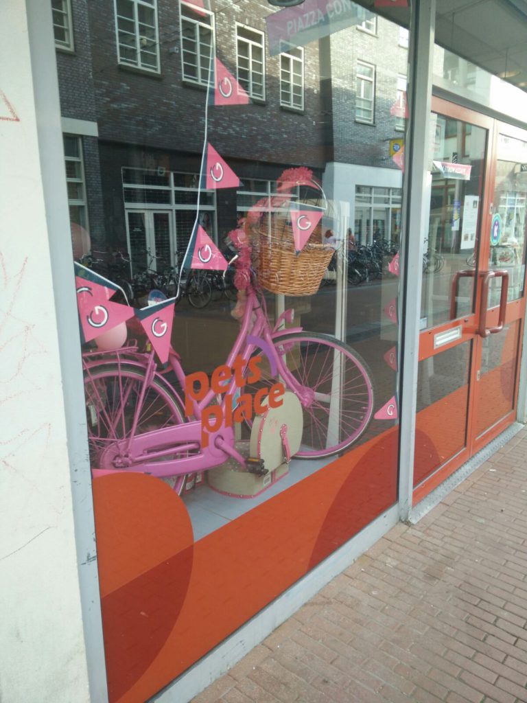 Roze etalages tijdens de Giro in Gelderland