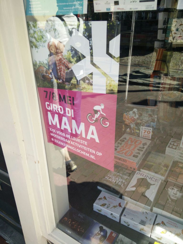 Roze etalages tijdens de Giro in Gelderland