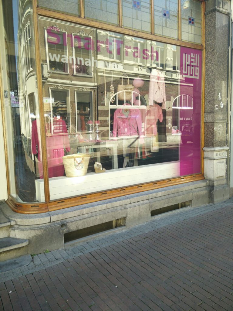 Roze etalages tijdens de Giro in Gelderland