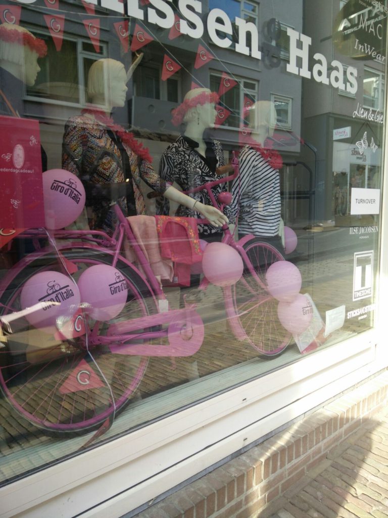 Roze etalages tijdens de Giro in Gelderland