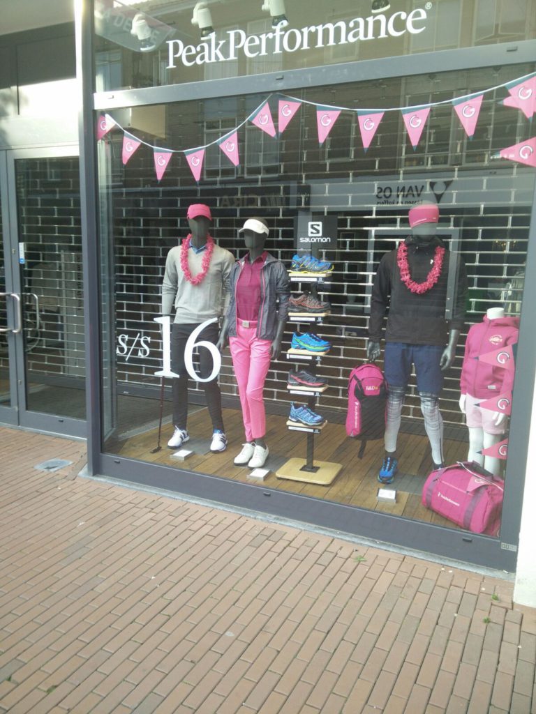 Roze etalages tijdens de Giro in Gelderland
