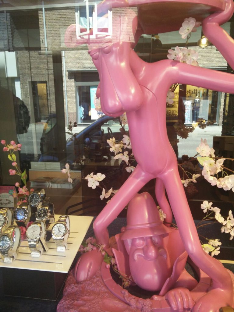 Roze etalages tijdens de Giro in Gelderland