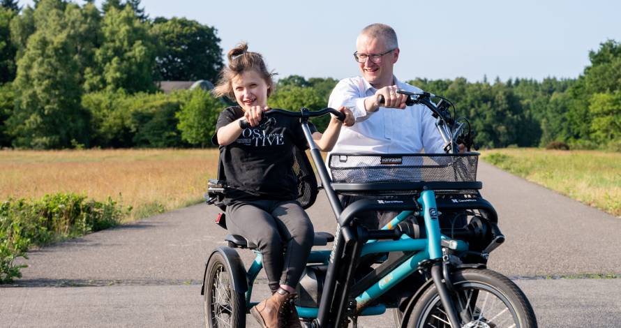 Marijn Krijger en Anna Sophie op de duofiets