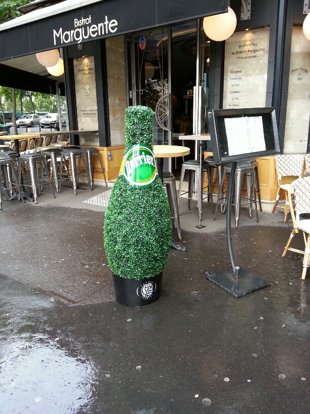 Struikreclame Perrier Parijs