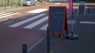 Secretaressedag Het is vandaag secretaressedag. Als het woord niet op een regel op het stoepbord past is, er een oplossing. Gewoon het woord afbreken en een streepje zetten. Zonder streepje krijgt...