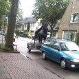 Verhaal in zes woorden met beeld – Vervoer Een nieuwe schrijfopdracht in het bekende formaat. Schrijf een verhaal met behulp van een beeld en zes woorden. Het thema is vervoer. Het zeswoordenverhaal Het paard achter de wagen...