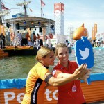 De twittermirror bij het NK waterfietsen met @LeontienNL en @Manon_Comm #SAIL2015 @TwitterNL