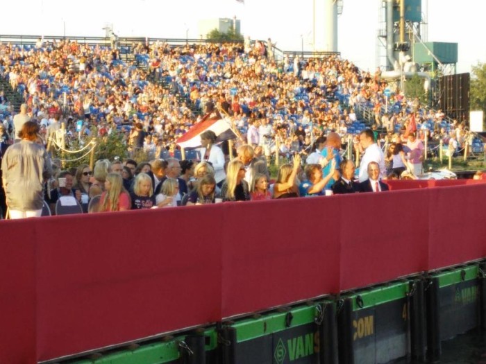 Koning Willem-Alexander en koningin Máxima groeten het publiek bij SAIL Music Marina #SAIL2015