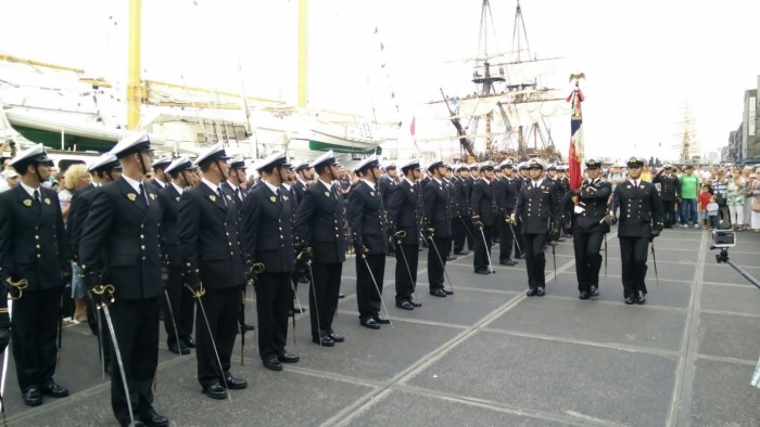 Crewparade, bemanning Esmeralda sluit mars af