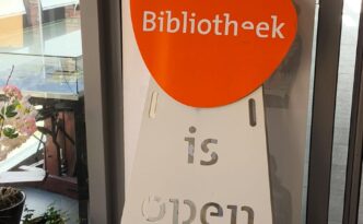 de bibliotheek is open