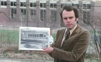 In 1976 bracht BBC het nieuws dat het bibliotheekgebouw in Grimond, in de buurt van Milton Keynes ondersteboven is gebouwd. Foto's die uit de bibliotheek zijn gesmokkeld en een getuigenis van de bibliothecaris. Wat is de oorzaak? De aannemers, architect of misschien een fout in het ontwerp van de fotolitho-reproductiemachine? Het was op 1 april. Dat zegt voldoende.